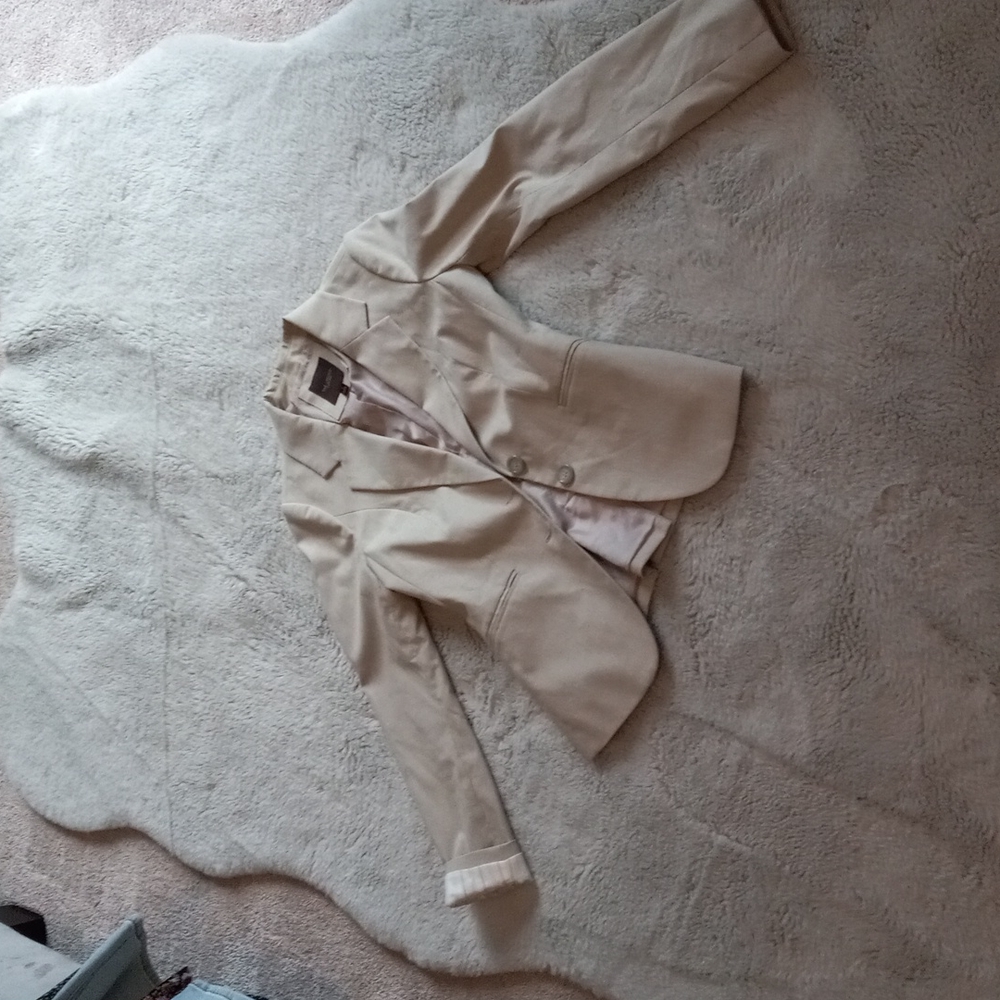 The limited cream colored blazer size 0